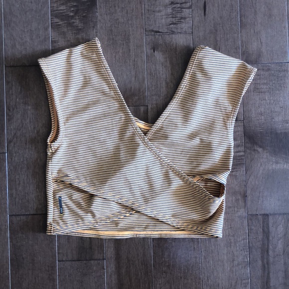 Lolë active crop top BNWOT - Picture 2 of 3